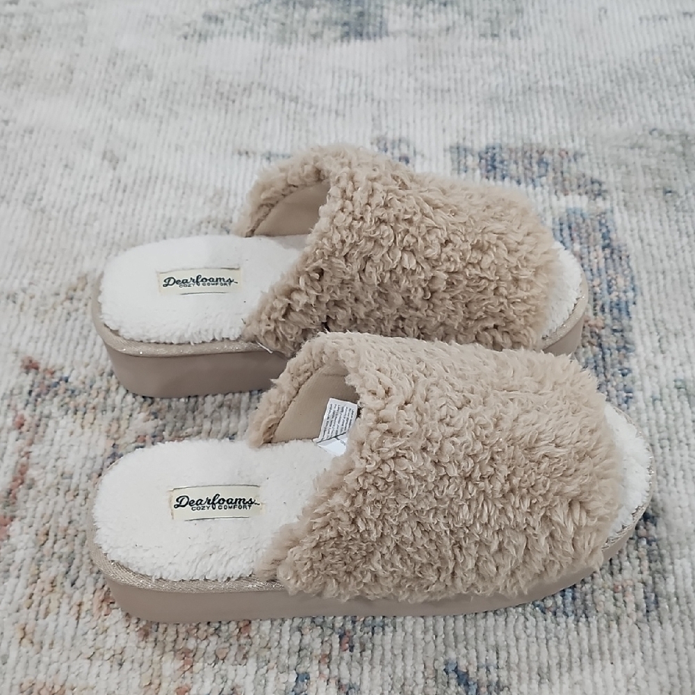 Dearfoams Tan Fuzzy Slippers